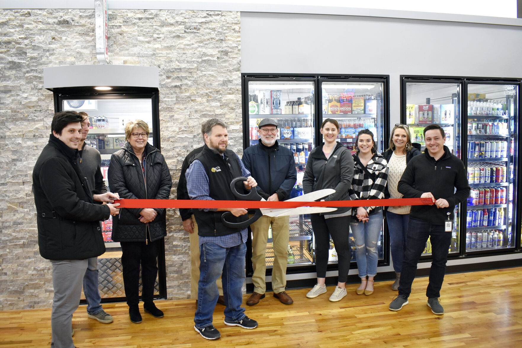 Chamber cheers 39th St. Liquor opens